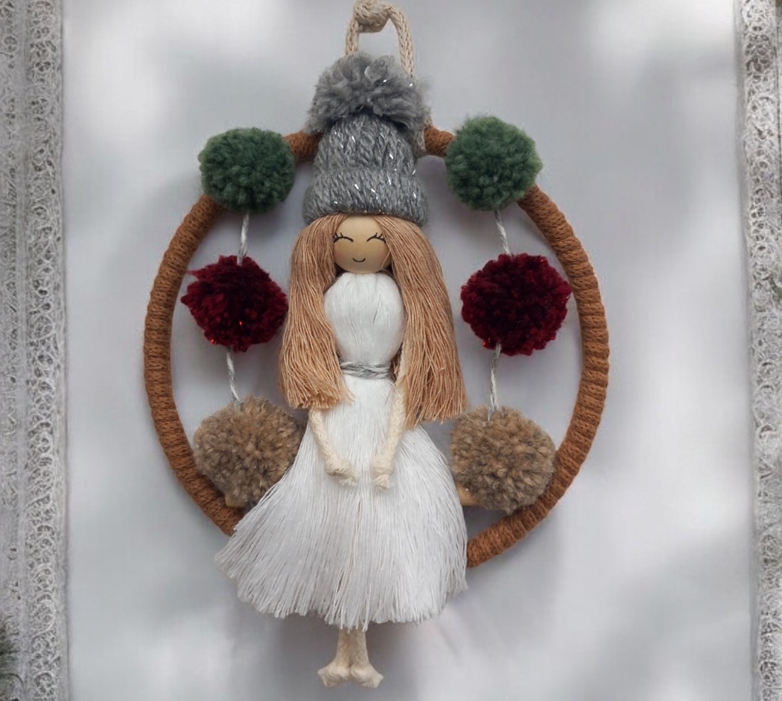 Decorațiune de Crăciun pentru ușă/perete cu păpușă macramé cu șapcă și pompoane -  - Artynos.ro