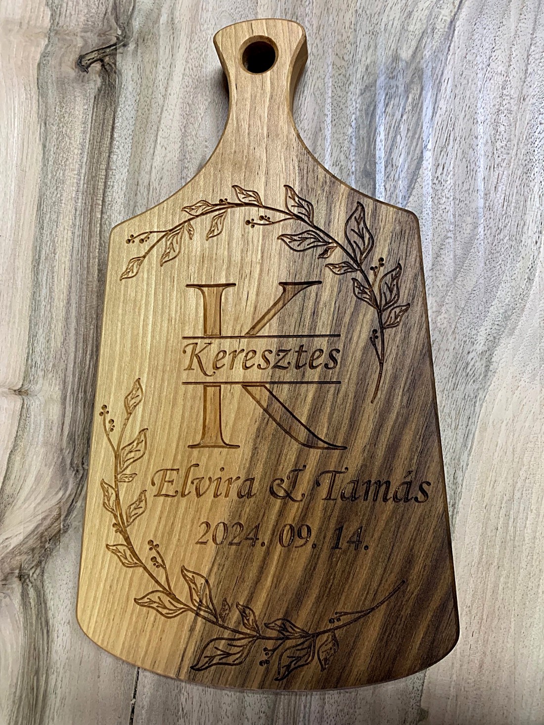 Placă de tăiere personalizată din nuc pentru nuntă, aniversare. - accesorii nuntă - amintiri și cadouri de nuntă - cadou nuntă - set de ceremonie - Artynos.ro