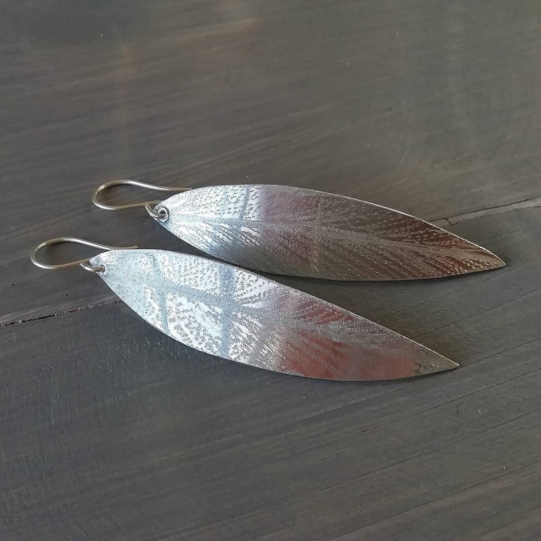 Cercei cu frunze de argint din aluminiu - bijuterii - cercei lungi - Artynos.ro Cercei cu frunze de argint din aluminiu - bijuterii - cercei lungi - Artynos.ro