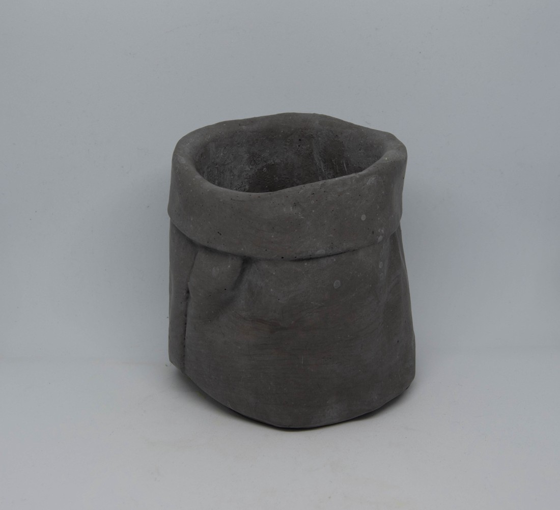 Ghiveci de beton în formă de sac încrețit de culoare antracit și bej -  - Artynos.ro