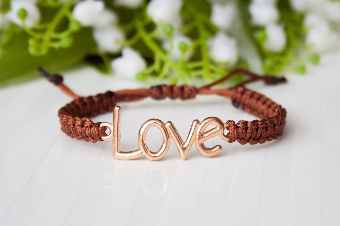 Brățară macramé împletită - Love brown - - Artynos.ro Brățară macramé împletită - Love brown - - Artynos.ro