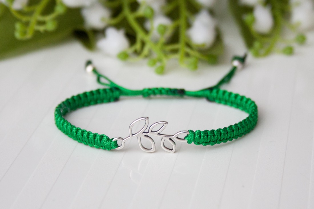 Brățară macramé împletită - Frunză verde - - Artynos.ro Brățară macramé împletită - Frunză verde - - Artynos.ro