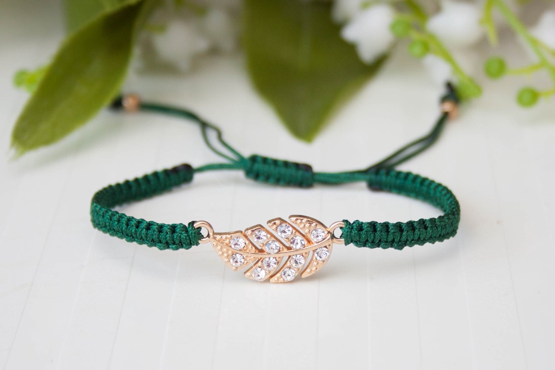 Brățară macramé împletită - Letter verde închis - - Artynos.ro Brățară macramé împletită - Letter verde închis - - Artynos.ro