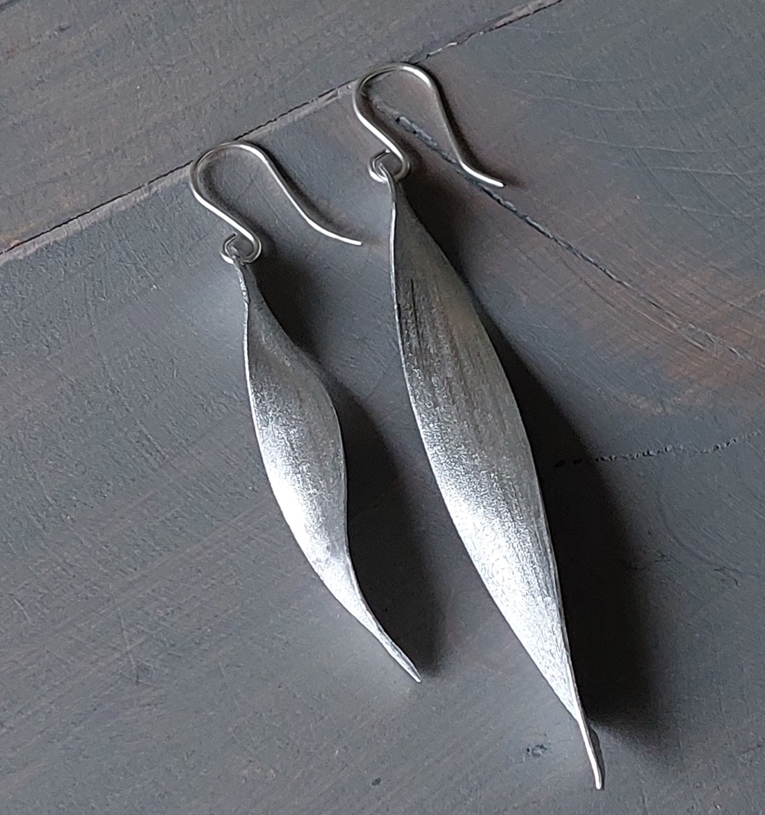 Cercei asimetrici din aluminiu - bijuterii - cercei lungi - Artynos.ro Cercei asimetrici din aluminiu - bijuterii - cercei lungi - Artynos.ro