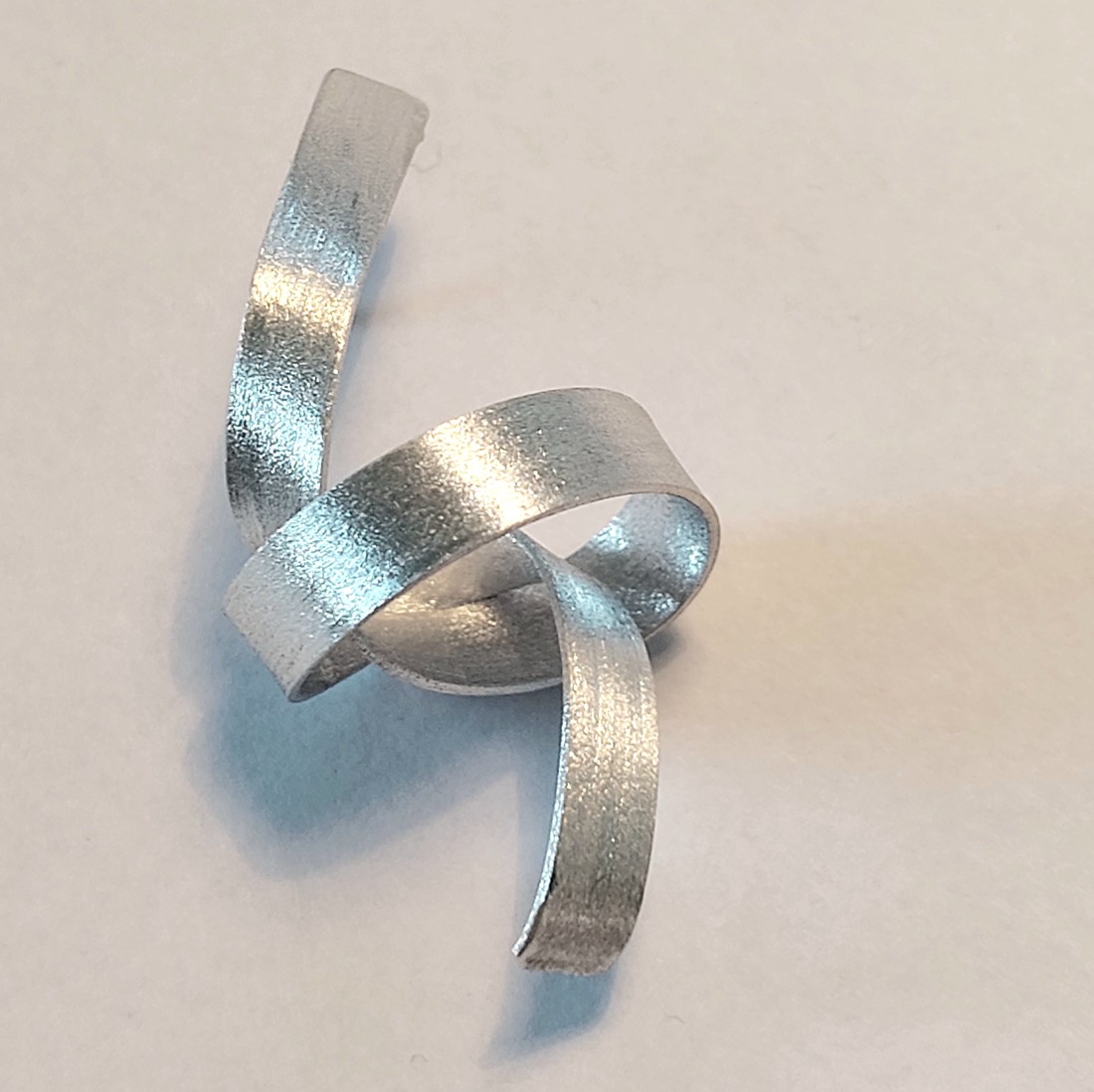 Cercei cu nod din aluminiu - bijuterii - cercei lungi - Artynos.ro Cercei cu nod din aluminiu - bijuterii - cercei lungi - Artynos.ro