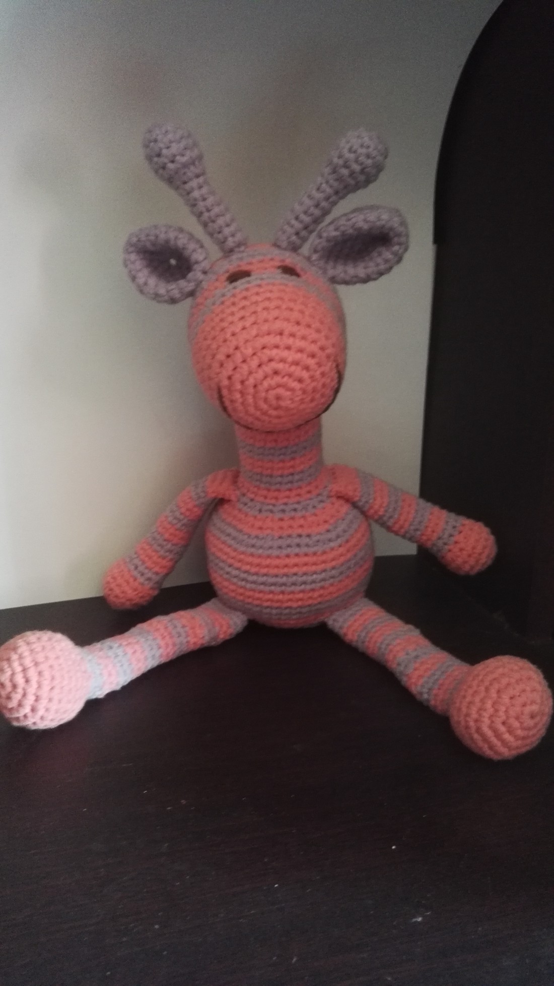 Girafa cu dungi - jucării și echipamente pentru copii - plușuri - girafă de pluș - Artynos.ro