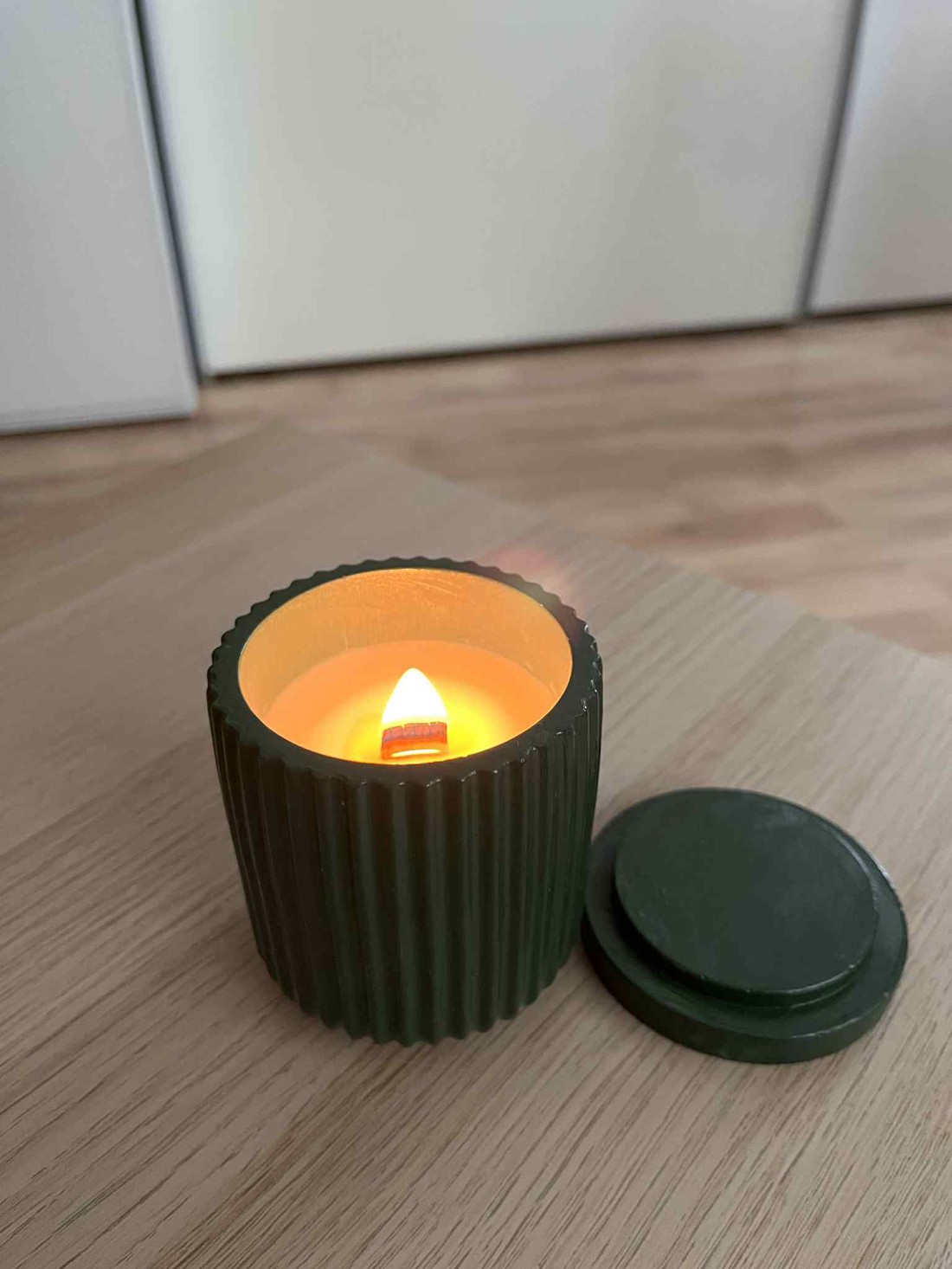 Lumânare parfumată din ceară de soia în borcan ceramic realizat manual cu capac - casă & stil de viață - lumânări, parfumuri, arome - lumânare - lumânări artizanale - Artynos.ro