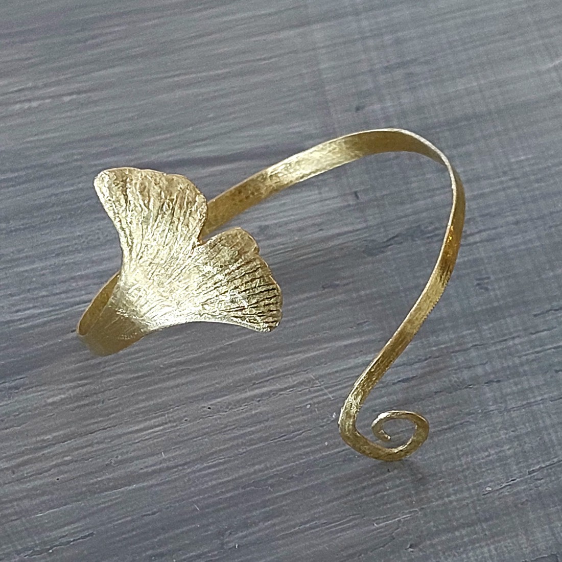 Brățară Ginkgo biloba din alamă lucioasă -  - Artynos.ro Brățară Ginkgo biloba din alamă lucioasă -  - Artynos.ro
