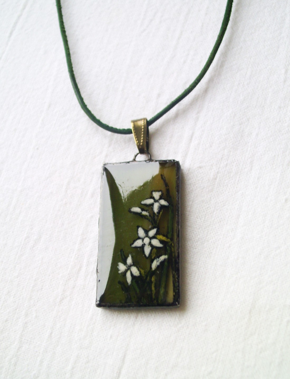 Narcise albe pictate manual, pandantiv din sticlă tiffany - bijuterii - coliere - pandative - Artynos.ro