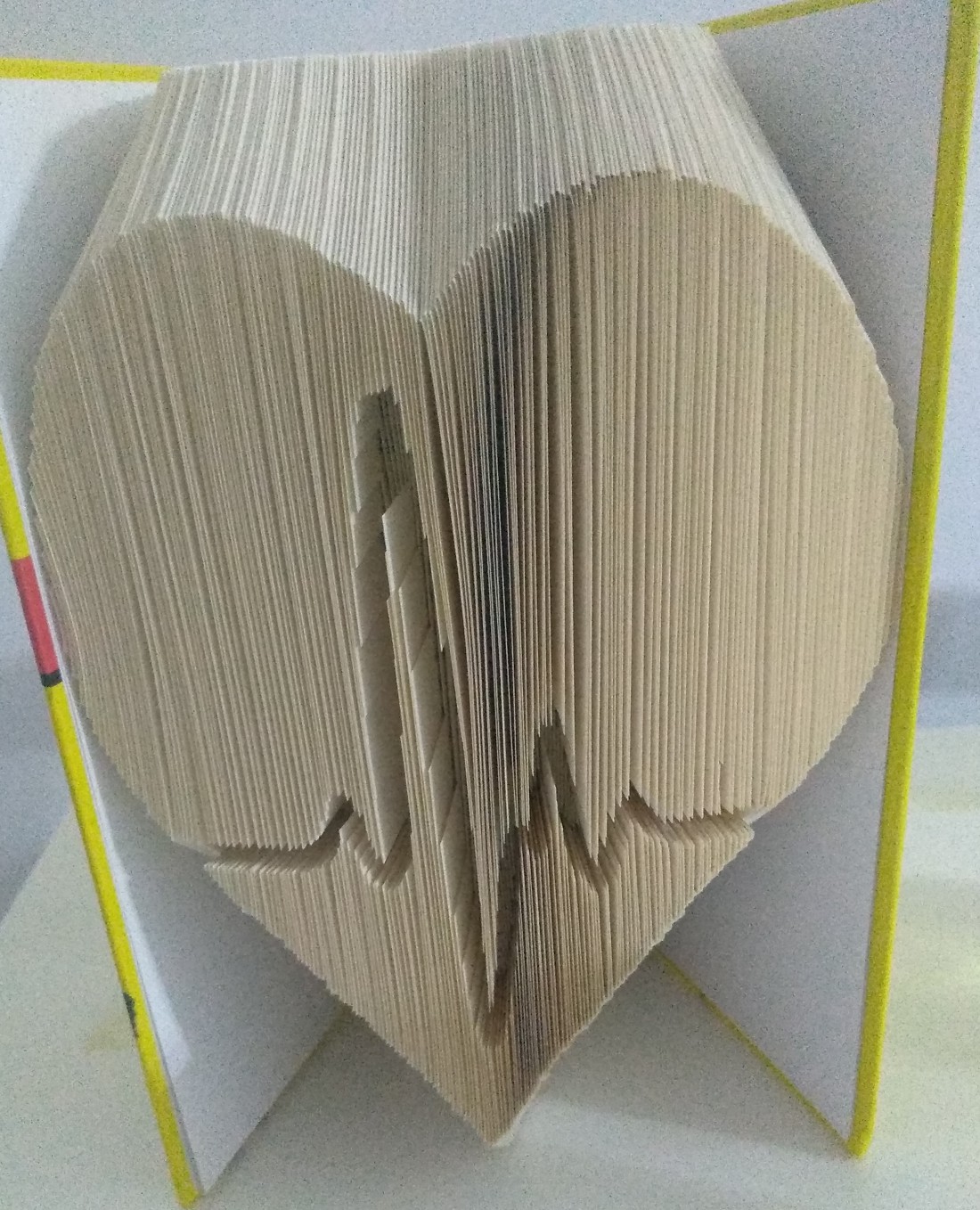 Semnal ECG cardiac sculptură de carte - casă & stil de viață - decorațiuni de casă - decorațiuni de masă și rafturi - sculptură din carte - Artynos.ro