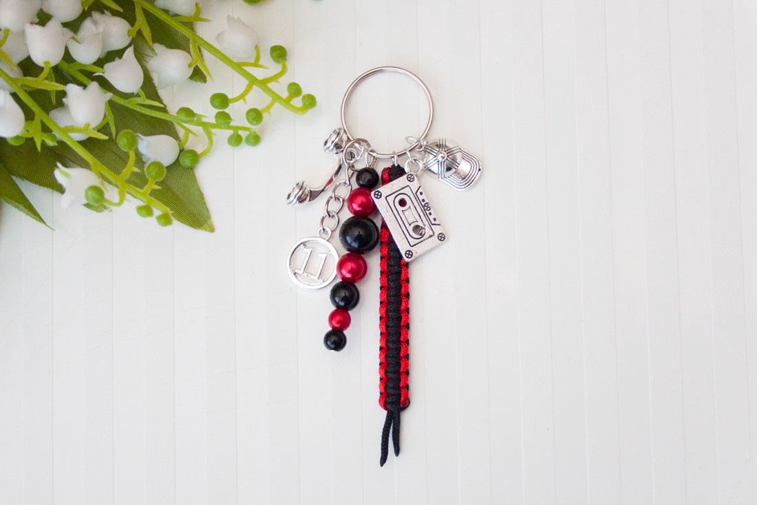 Breloc, ornament pentru geantă - Stranger things negru/roșu - - Artynos.ro Breloc, ornament pentru geantă - Stranger things negru/roșu - - Artynos.ro