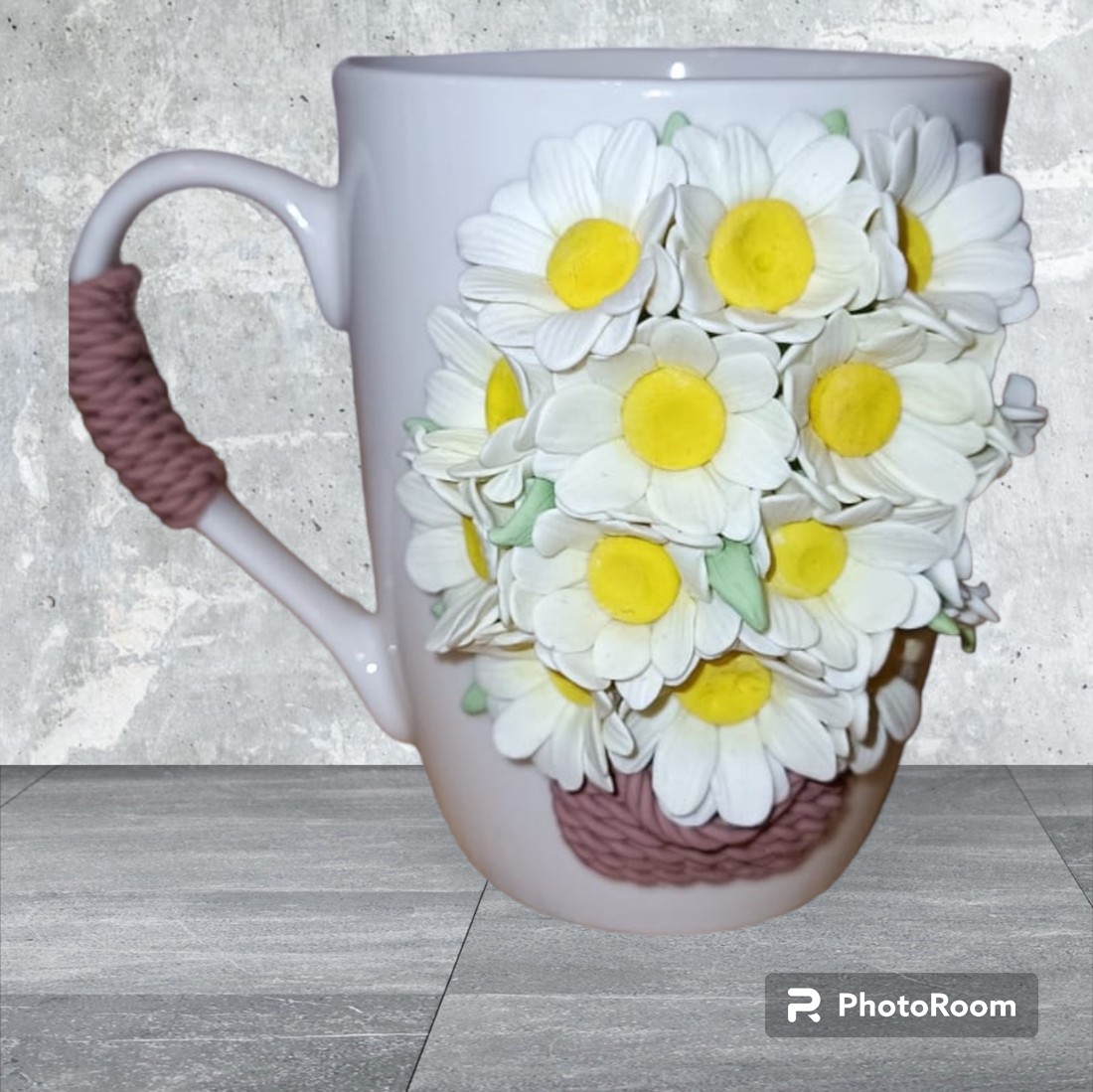 Cu decor de cană. Argilă polimerică. Mușețel într-un coș -  - Artynos.ro