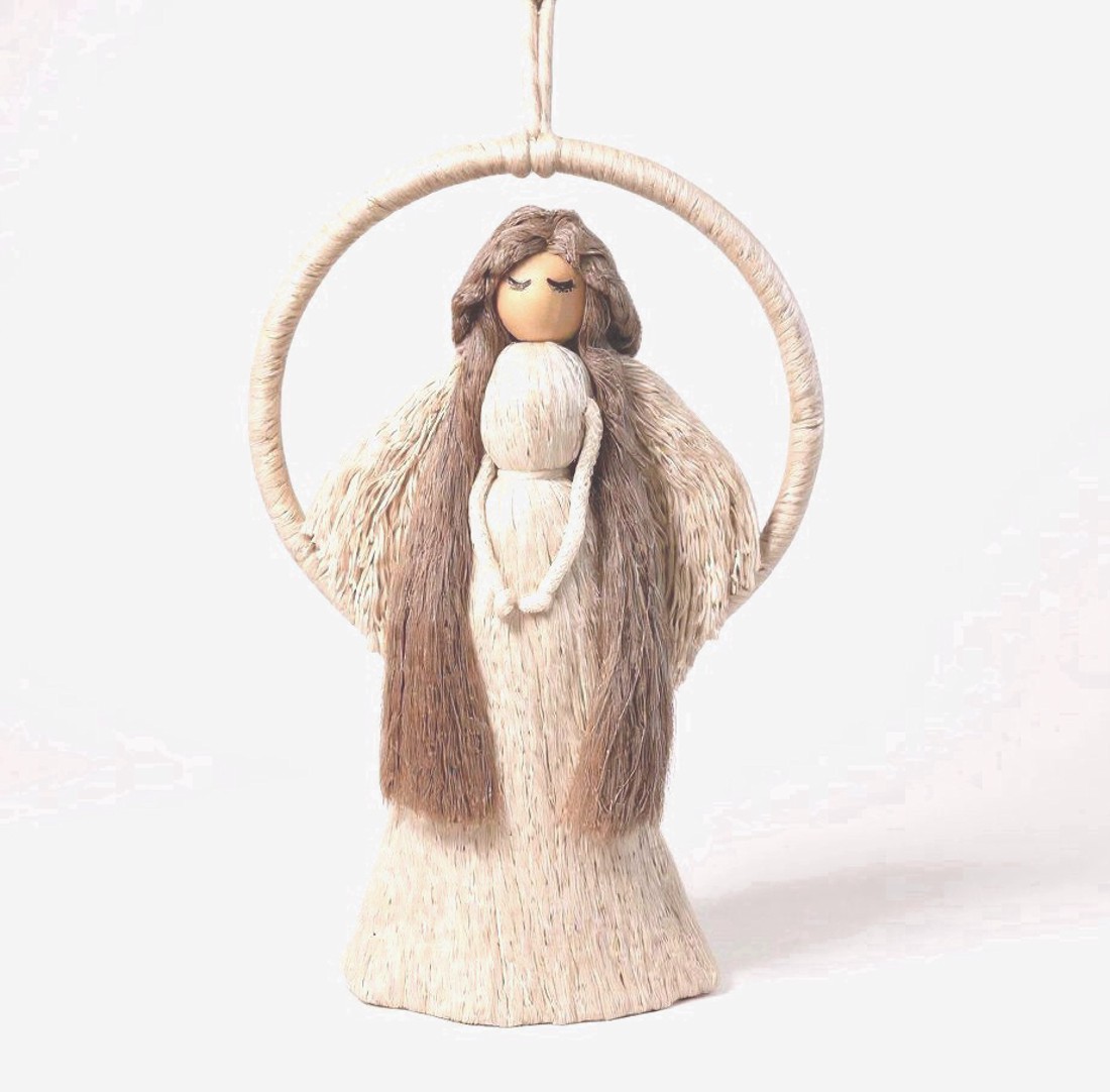 Macrame înger decor de perete - înger lung alb îmbrăcat cu aripi pe un cerc macrame - crăciun - decorațiuni de crăciun de casă - Artynos.ro