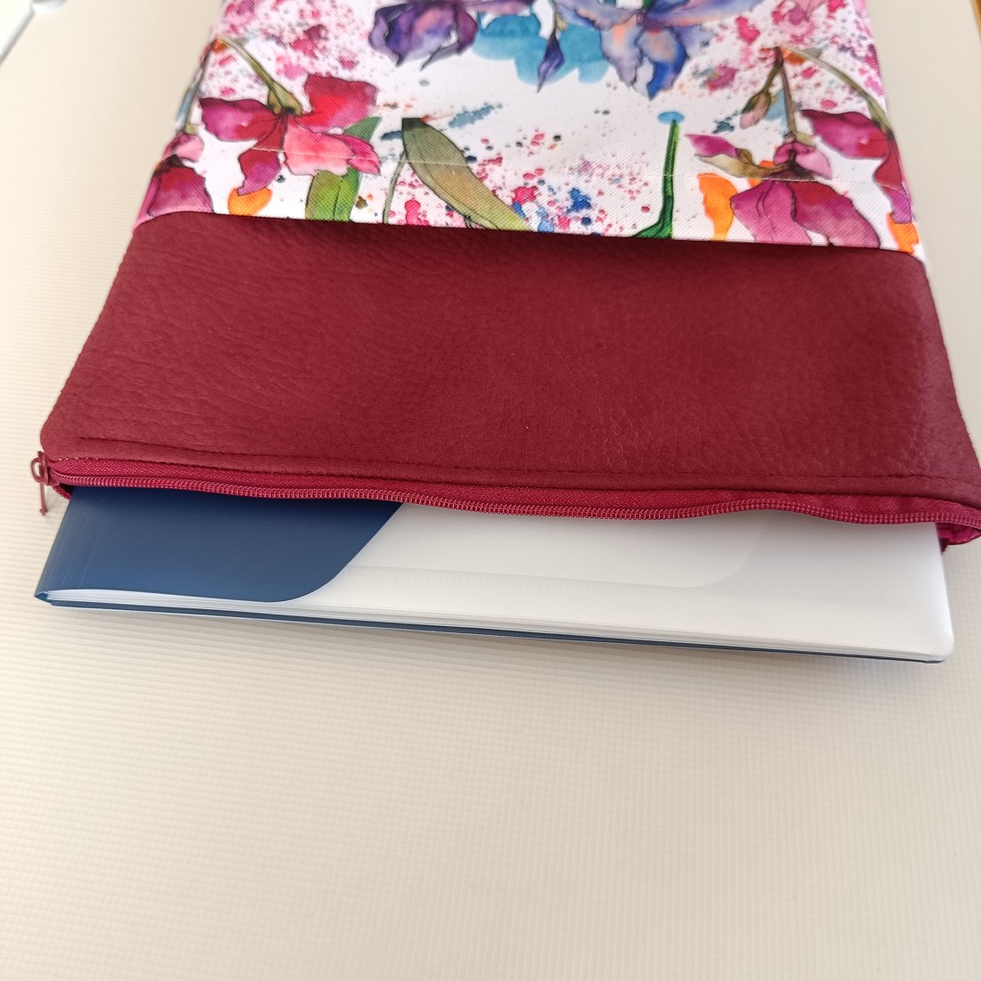 Husă pentru carte/tabletă - - Artynos.ro Husă pentru carte/tabletă - - Artynos.ro