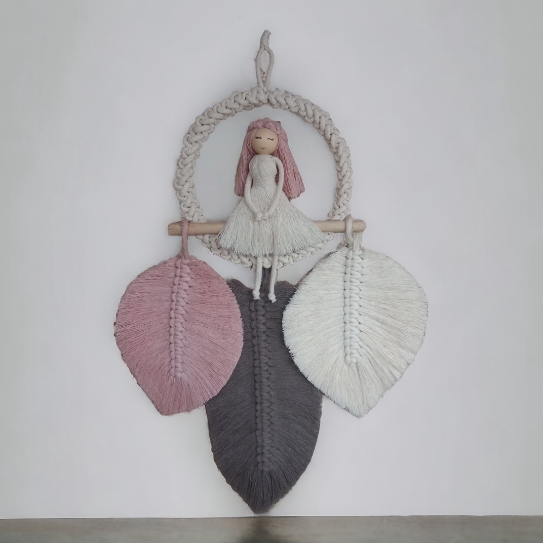 Macramé păpușă cu frunze decor de perete - - Artynos.ro Macramé păpușă cu frunze decor de perete - - Artynos.ro