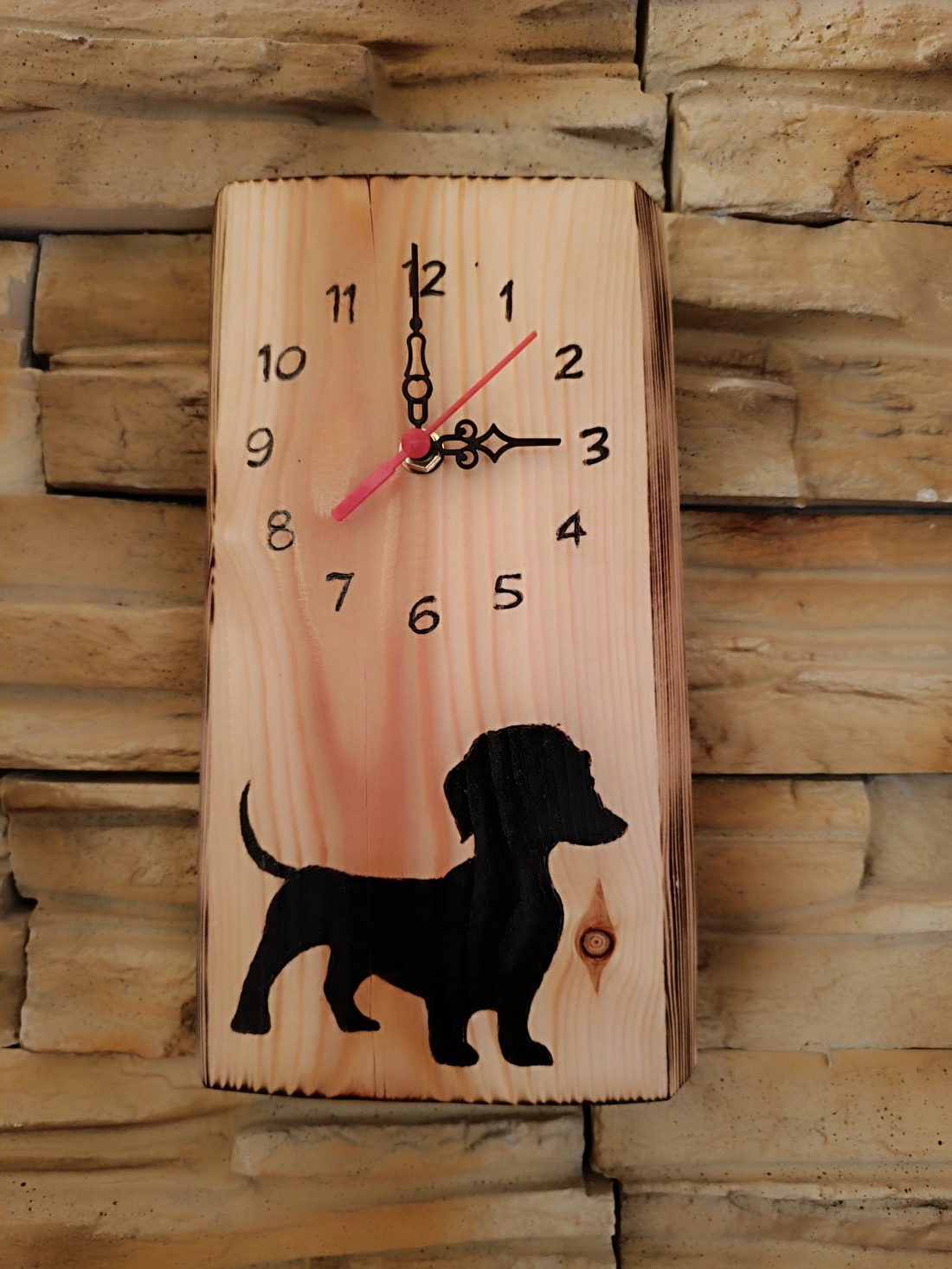Ceas de perete din lemn cu câine dachshund - - Artynos.ro Ceas de perete din lemn cu câine dachshund - - Artynos.ro