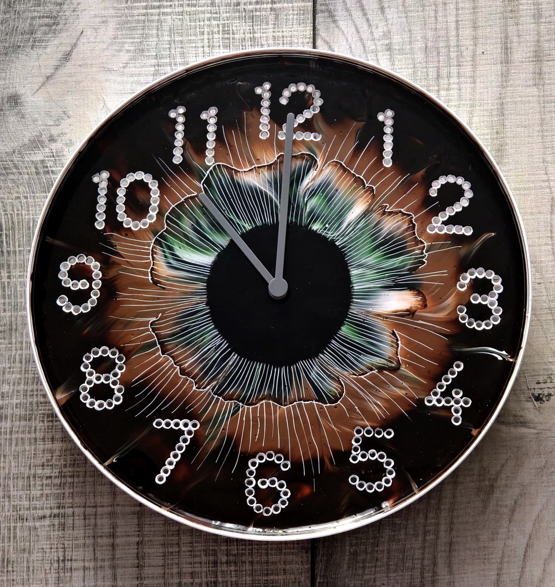 Ceas de perete pictat - model Iris - arte vizuale și accesorii  - picturi - pictură acrilică - Artynos.ro