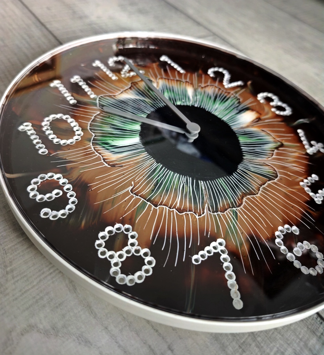 Ceas de perete pictat - model Iris - arte vizuale și accesorii  - picturi - pictură acrilică - Artynos.ro