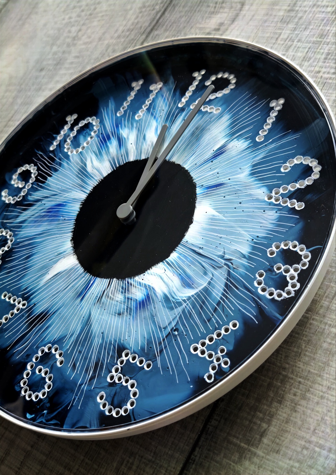 Ceas de perete pictat - model Iris - arte vizuale și accesorii  - picturi - pictură acrilică - Artynos.ro