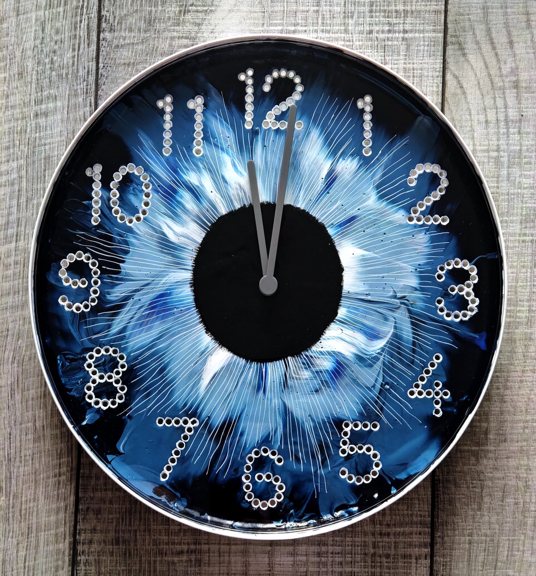 Ceas de perete pictat - model Iris - arte vizuale și accesorii  - picturi - pictură acrilică - Artynos.ro
