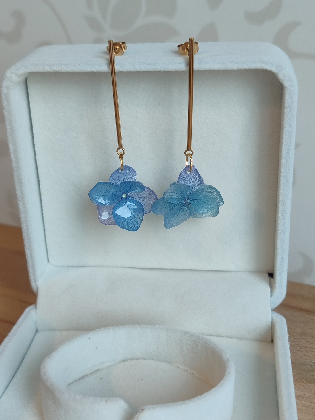 Cercei-flori de hortensie naturală  - bijuterii - cercei - cercei din rășină - Artynos.ro