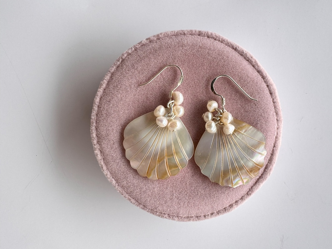 Cercei cu perle si sidef in forma de scoica, alb sidef, cu tortite din argint 925, handmade - bijuterii - cercei - cercei din perle - Artynos.ro