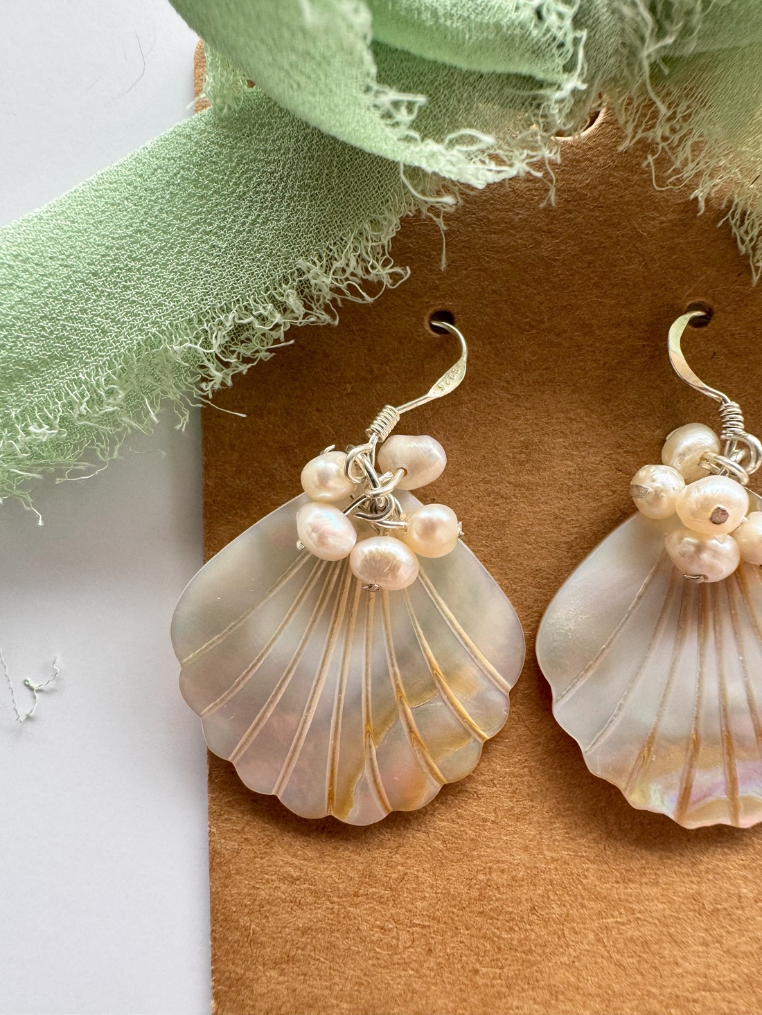 Cercei cu perle si sidef in forma de scoica, alb sidef, cu tortite din argint 925, handmade - bijuterii - cercei - cercei din perle - Artynos.ro