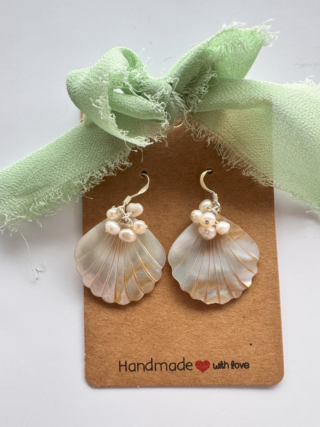 Cercei cu perle si sidef in forma de scoica, alb sidef, cu tortite din argint 925, handmade - bijuterii - cercei - cercei din perle - Artynos.ro