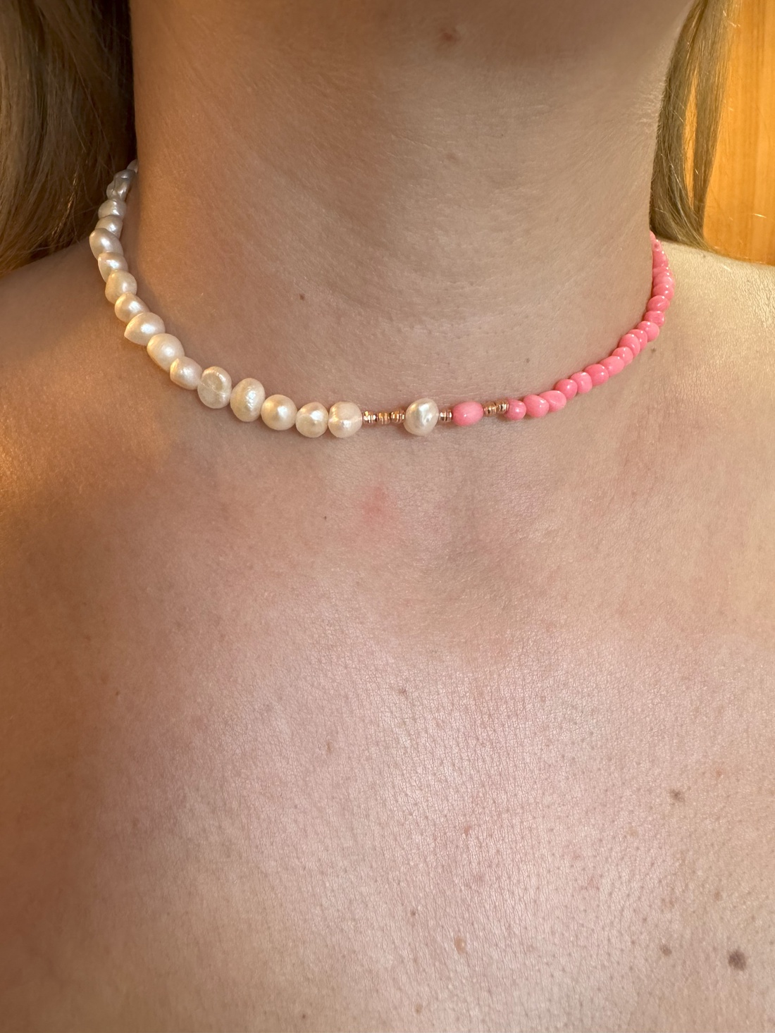 Colier Coral Attitude din argint 925 placat cu aur roz, coral, perle, design elegant, lungime reglabila 45 cm - bijuterii - coliere - coliere din perle - Artynos.ro
