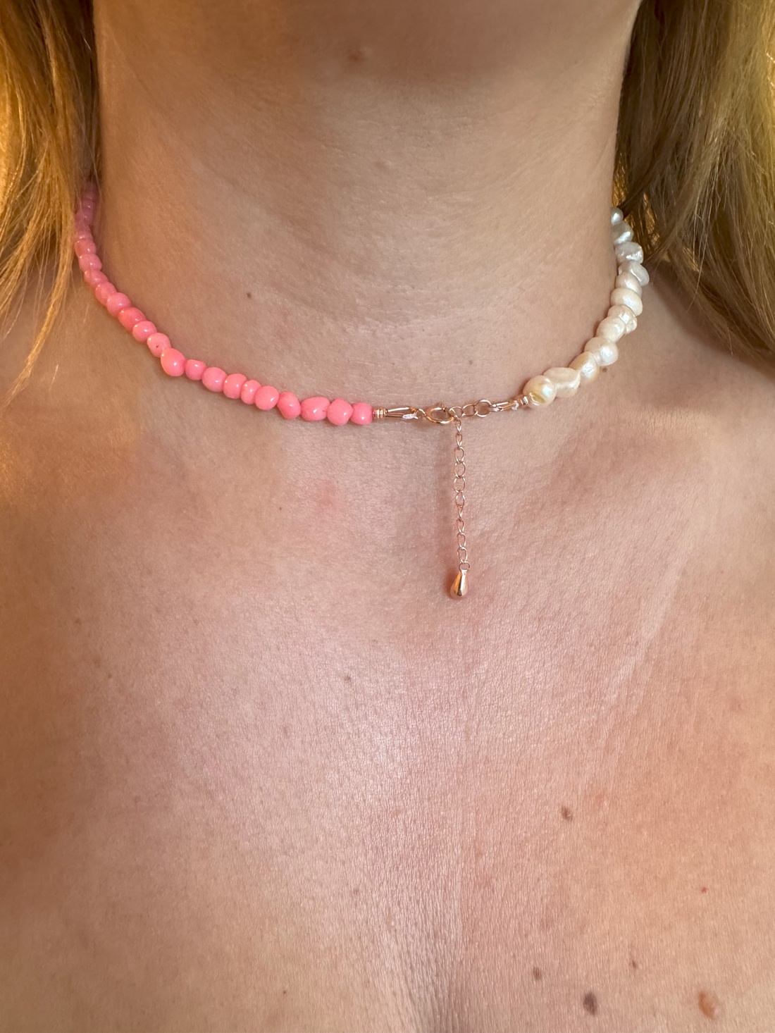 Colier Coral Attitude din argint 925 placat cu aur roz, coral, perle, design elegant, lungime reglabila 45 cm - bijuterii - coliere - coliere din perle - Artynos.ro