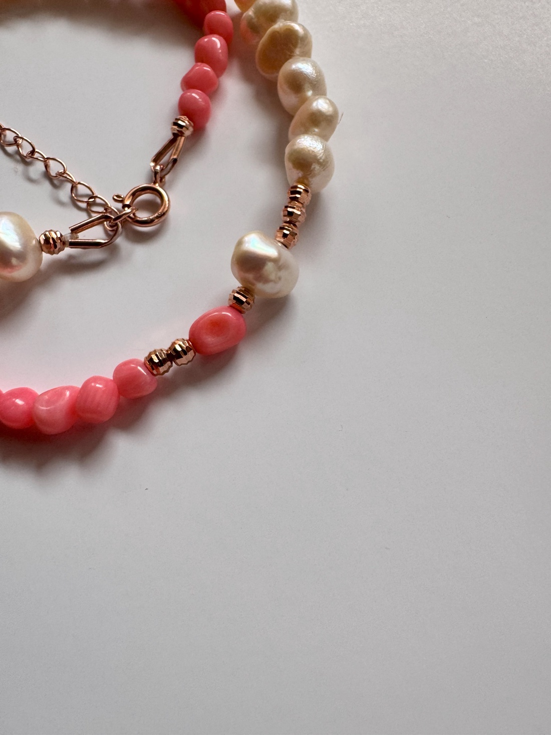 Colier Coral Attitude din argint 925 placat cu aur roz, coral, perle, design elegant, lungime reglabila 45 cm - bijuterii - coliere - coliere din perle - Artynos.ro