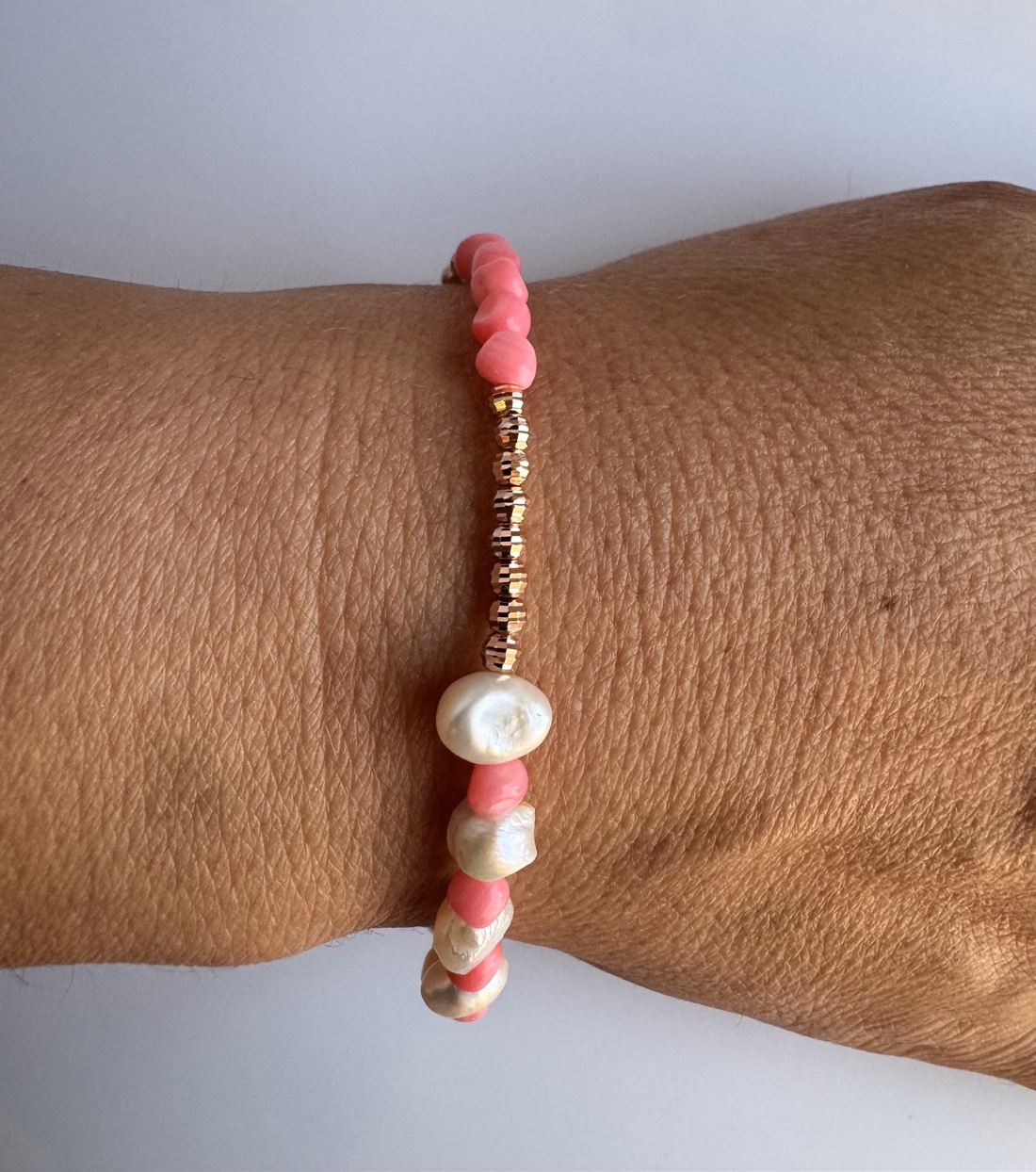 Bratara Coral Attitude din argint 925 placat cu aur roz, coral, perle, design elegant, lungime reglabila 16-19cm - bijuterii - brățări - brățări din perle - Artynos.ro