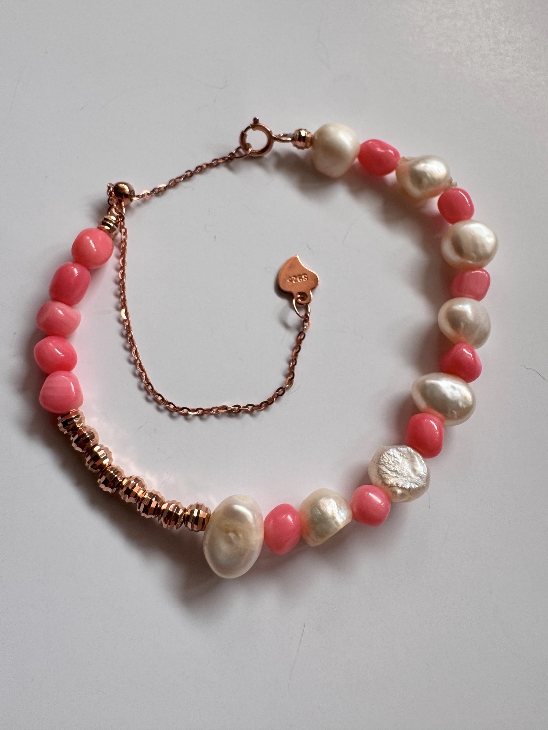 Bratara Coral Attitude din argint 925 placat cu aur roz, coral, perle, design elegant, lungime reglabila 16-19cm - bijuterii - brățări - brățări din perle - Artynos.ro