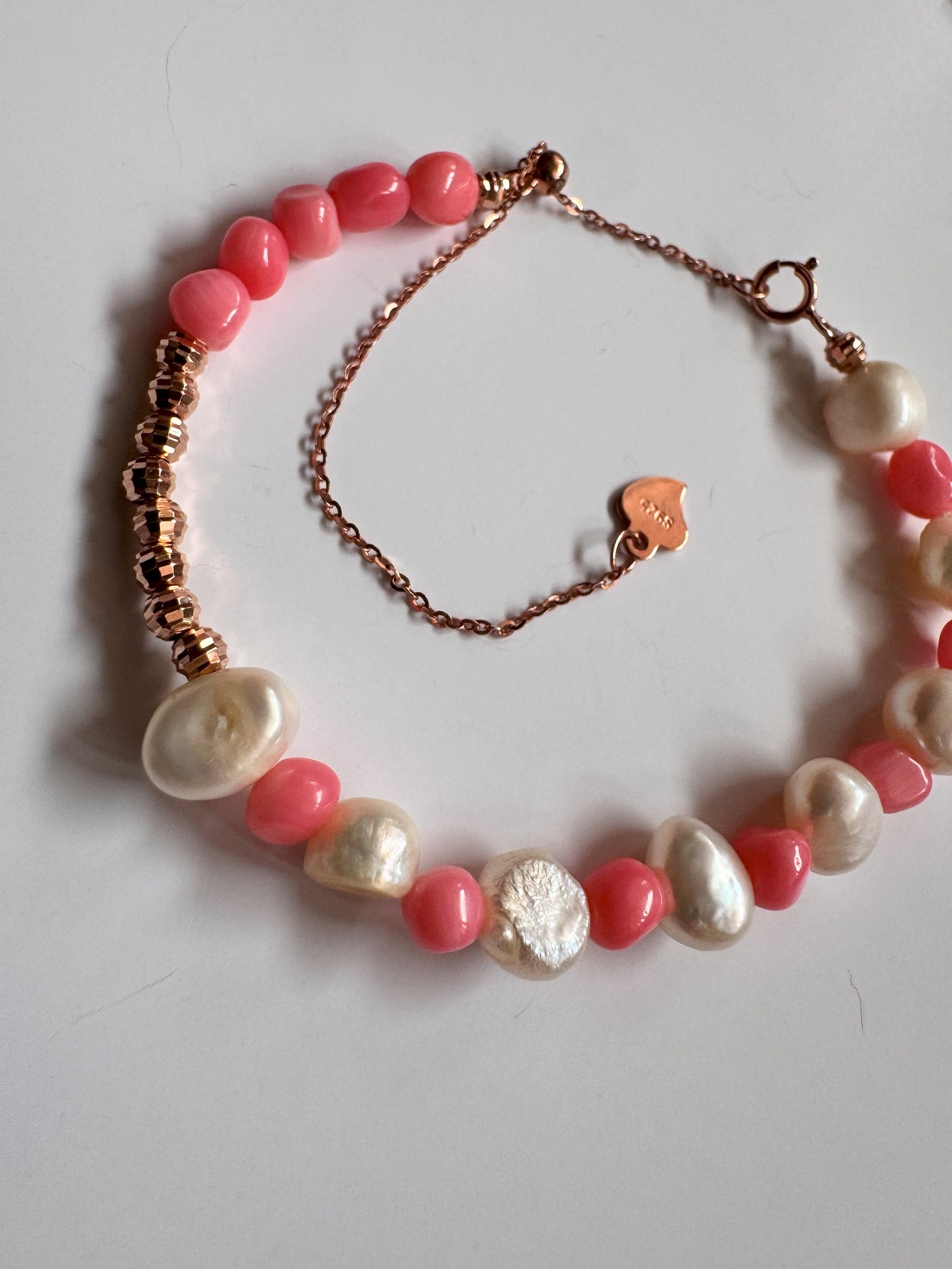 Bratara Coral Attitude din argint 925 placat cu aur roz, coral, perle, design elegant, lungime reglabila 16-19cm - bijuterii - brățări - brățări din perle - Artynos.ro