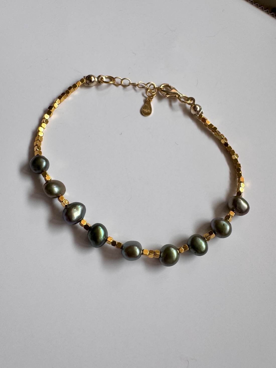 Bratara Emerald Glow, din perle naturale verzi si hematit auriu cu argint 925 placat cu aur, reglabila 16-19 cm - bijuterii - brățări - brățări din perle - Artynos.ro
