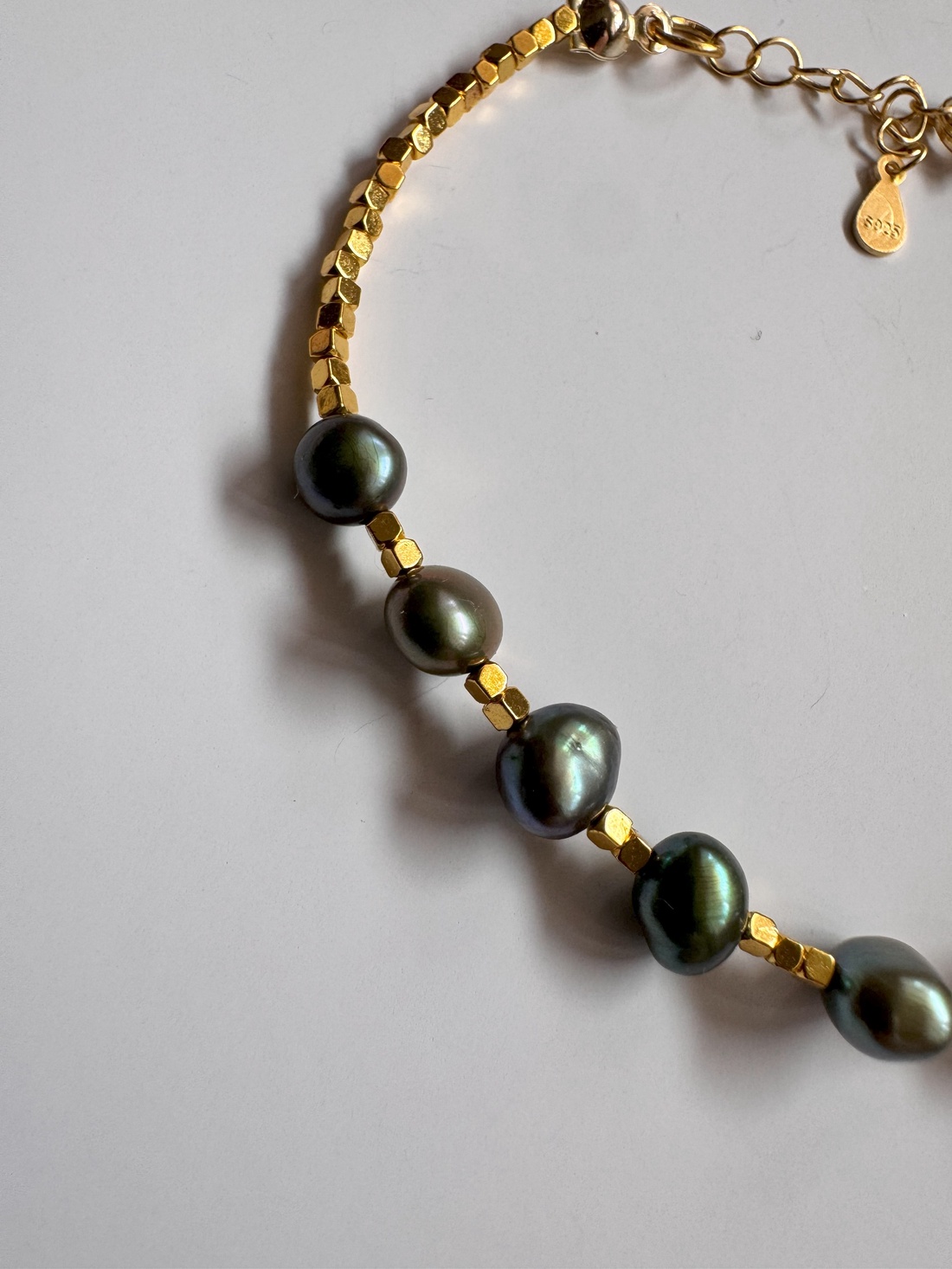 Bratara Emerald Glow, din perle naturale verzi si hematit auriu cu argint 925 placat cu aur, reglabila 16-19 cm - bijuterii - brățări - brățări din perle - Artynos.ro