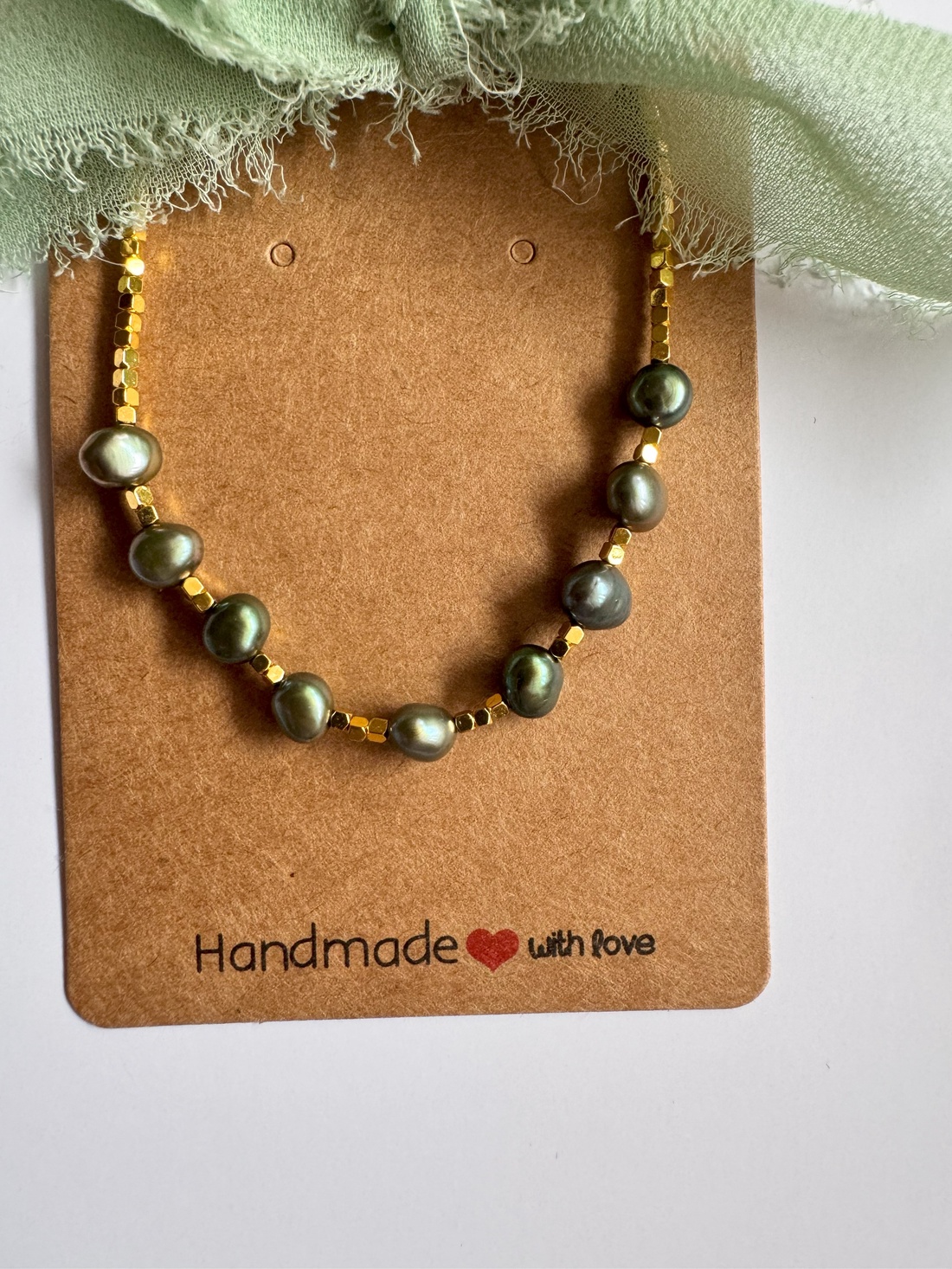 Bratara Emerald Glow, din perle naturale verzi si hematit auriu cu argint 925 placat cu aur, reglabila 16-19 cm - bijuterii - brățări - brățări din perle - Artynos.ro