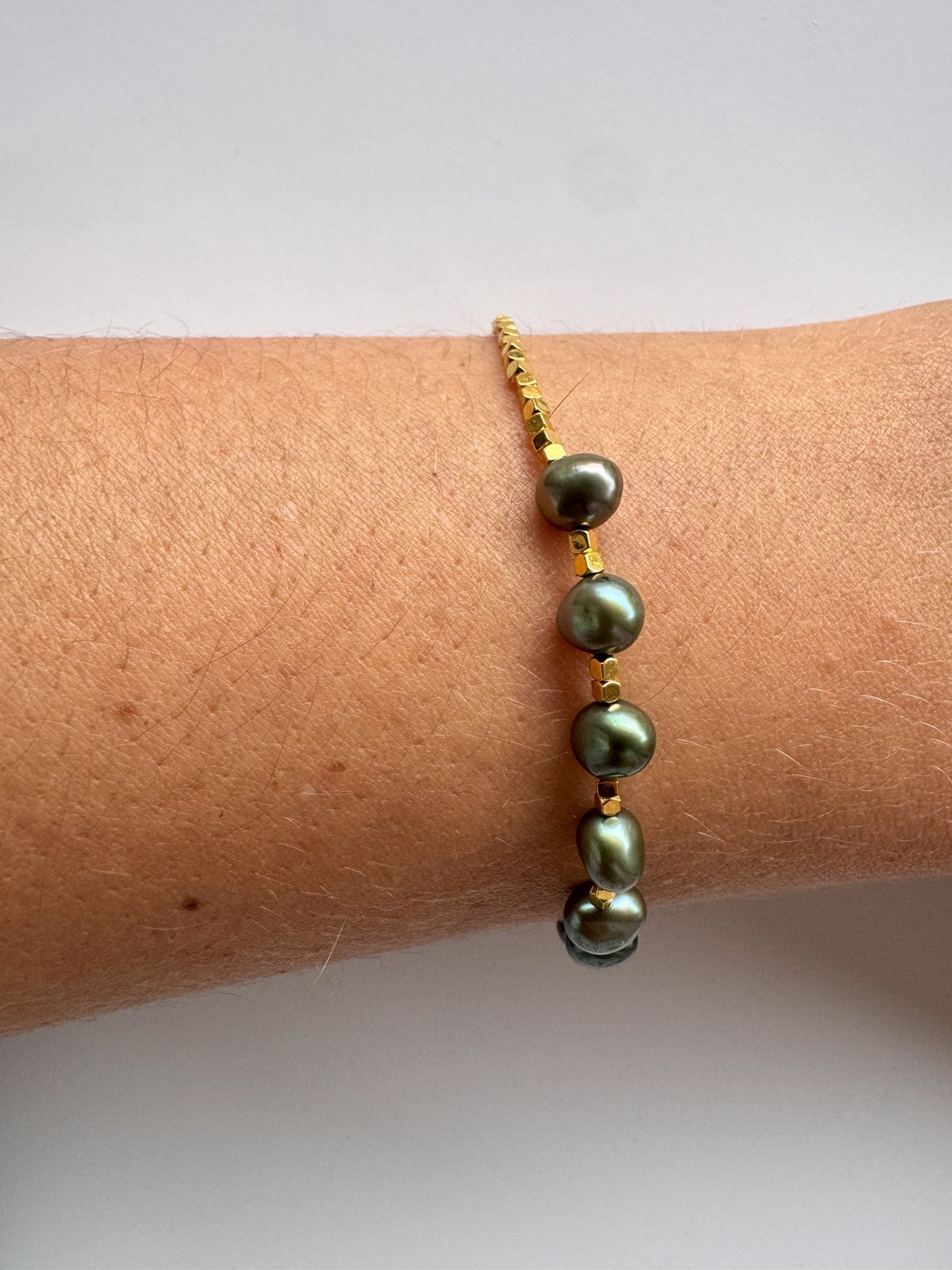 Bratara Emerald Glow, din perle naturale verzi si hematit auriu cu argint 925 placat cu aur, reglabila 16-19 cm - bijuterii - brățări - brățări din perle - Artynos.ro