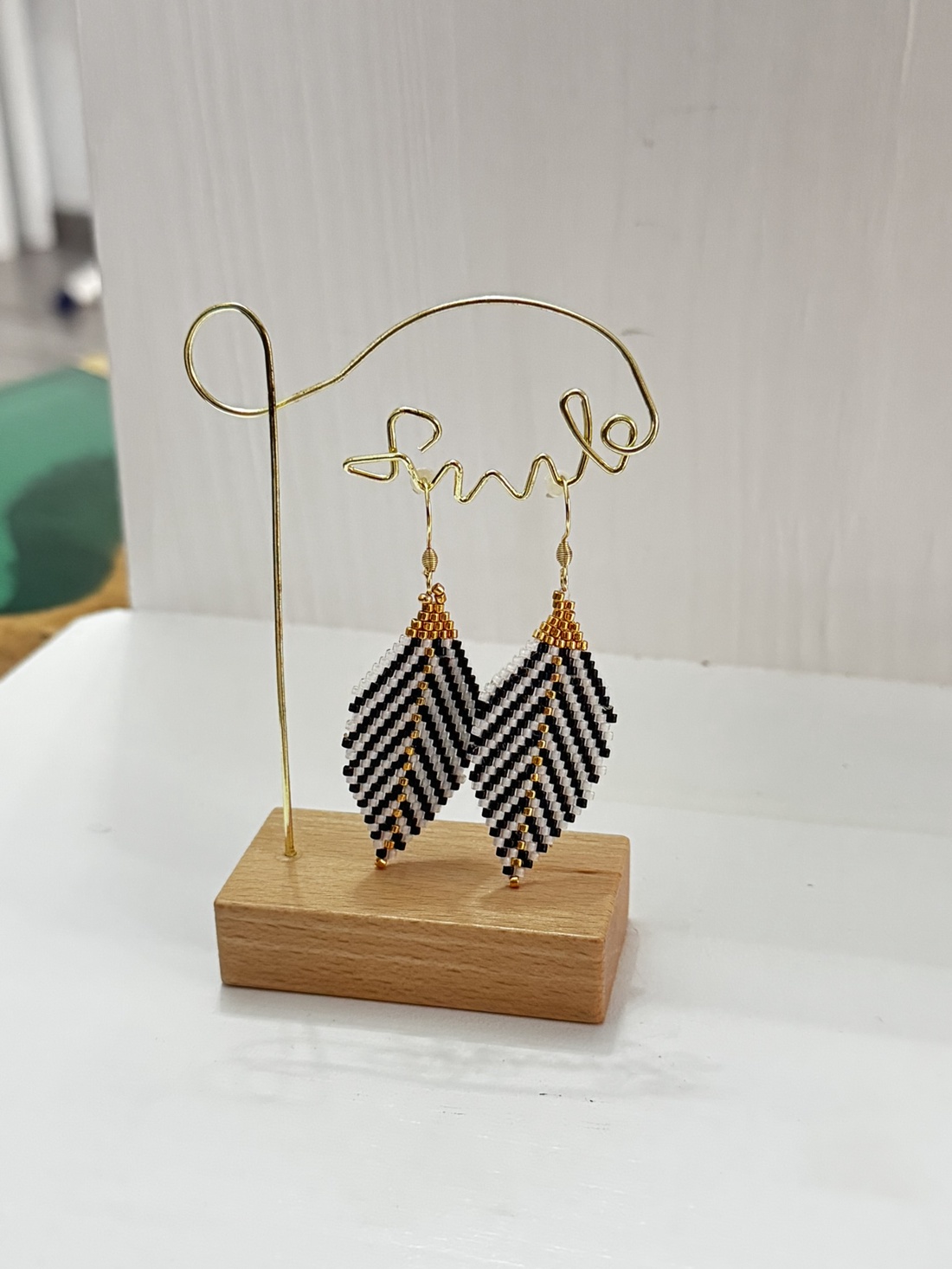 Cercei handmade tip frunzulite, alb-negru cu accente aurii - bijuterii - cercei - cercei din mărgele - Artynos.ro