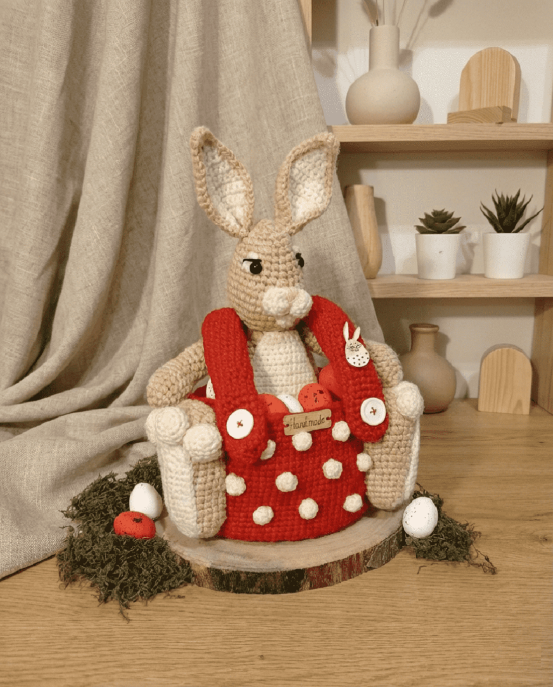 Suport ouă de Paște iepuraș amigurumi, roșu - casă & stil de viață - organizare & depozitare - coșuri depozitare - Artynos.ro