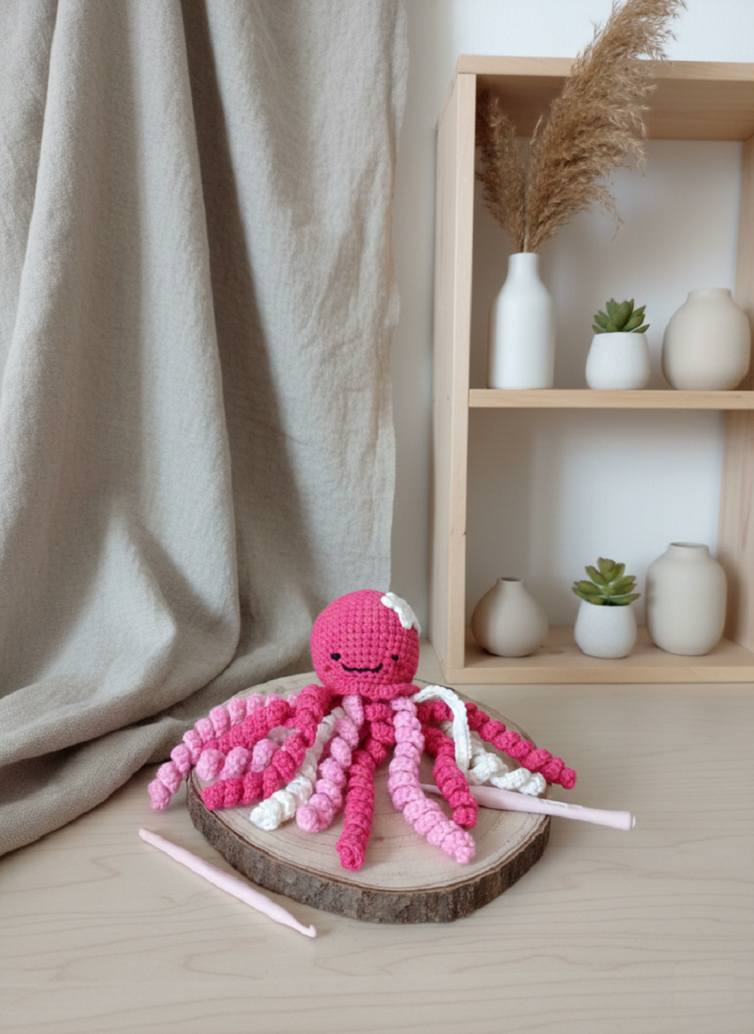 O caracatiță croșetată colorată - jucării și echipamente pentru copii - plușuri - caracatițe din pluș - Artynos.ro