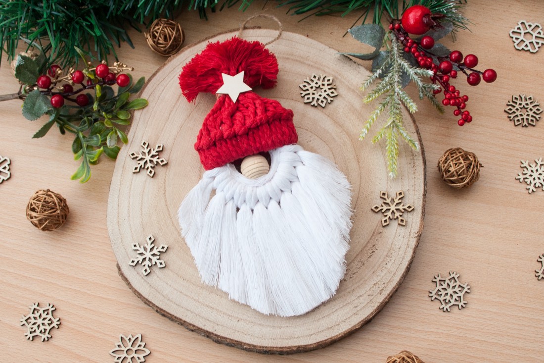 Makramé Moș Crăciun / Elf Ornament de Crăciun - roșu / alb -  - Artynos.ro