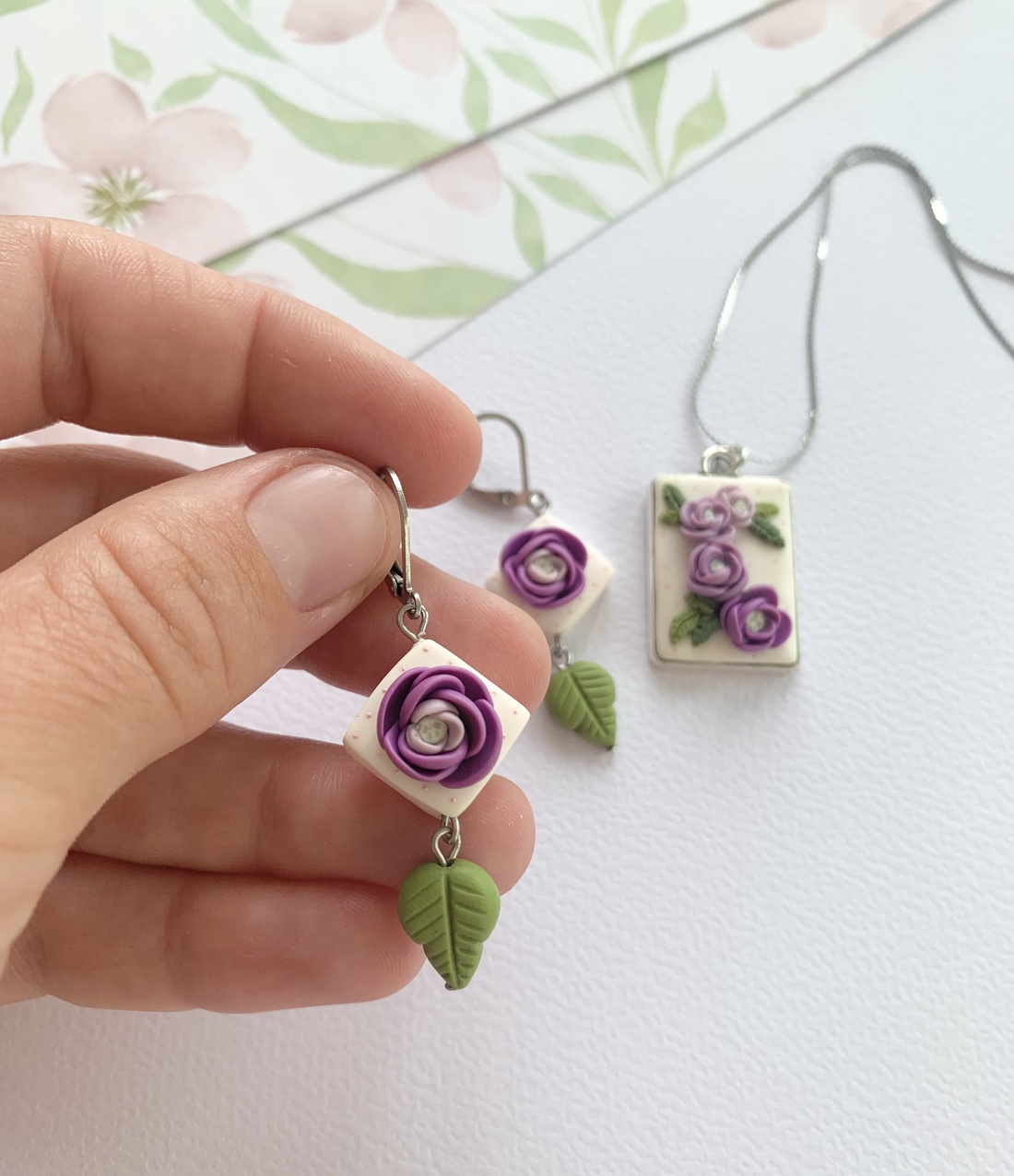 Colier Purple Roses - bijuterii - coliere - coliere cu pandantive - Artynos.ro Colier Purple Roses - bijuterii - coliere - coliere cu pandantive - Artynos.ro