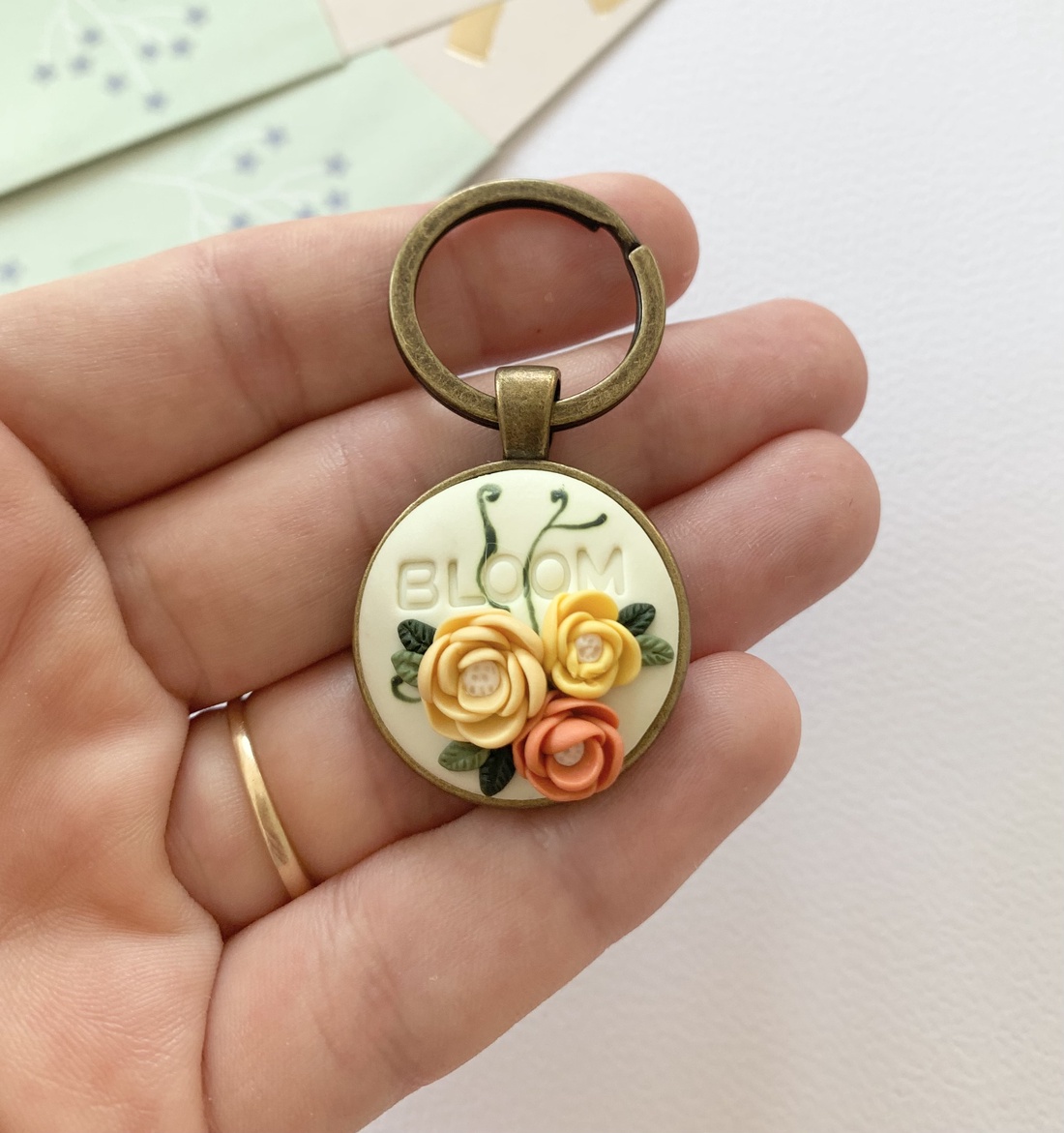 Breloc BLOOM - geantă și husă - accesorii genți - breloc - Artynos.ro Breloc BLOOM - geantă și husă - accesorii genți - breloc - Artynos.ro