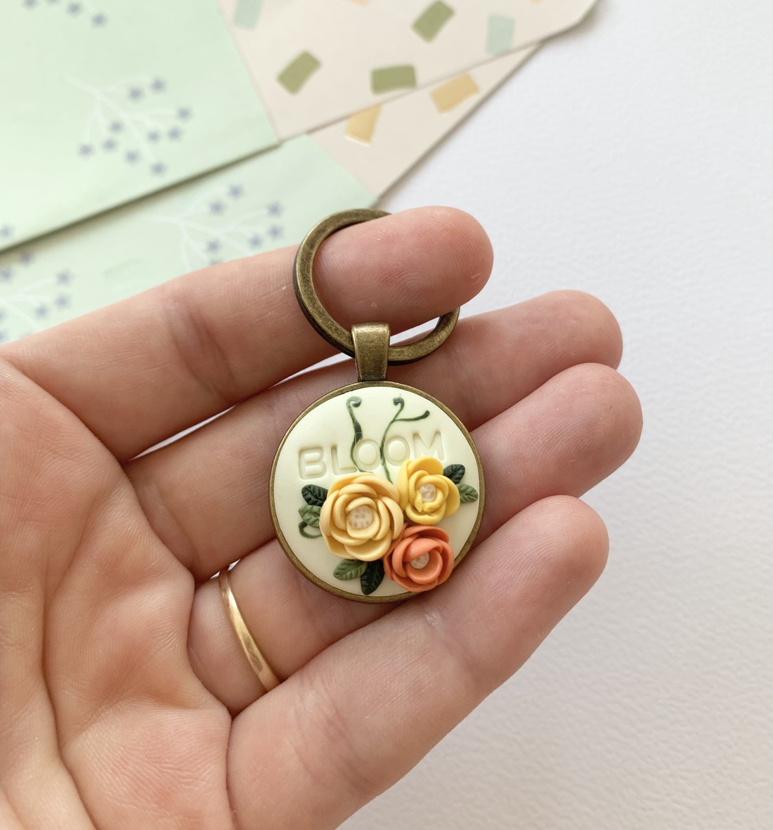 Breloc BLOOM - geantă și husă - accesorii genți - breloc - Artynos.ro Breloc BLOOM - geantă și husă - accesorii genți - breloc - Artynos.ro