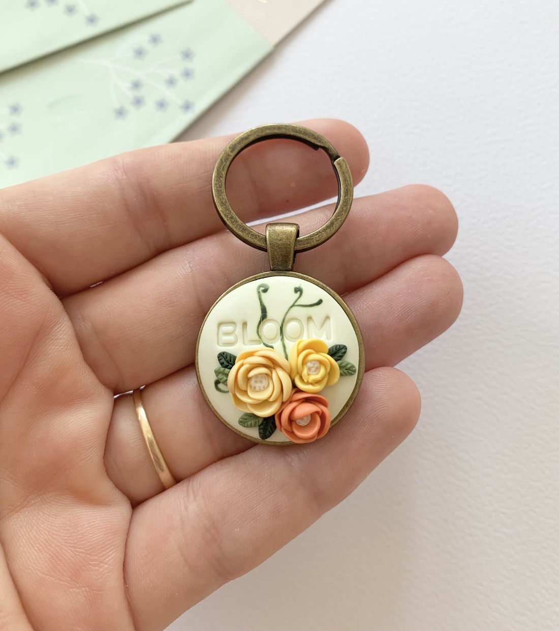 Breloc BLOOM - geantă și husă - accesorii genți - breloc - Artynos.ro Breloc BLOOM - geantă și husă - accesorii genți - breloc - Artynos.ro