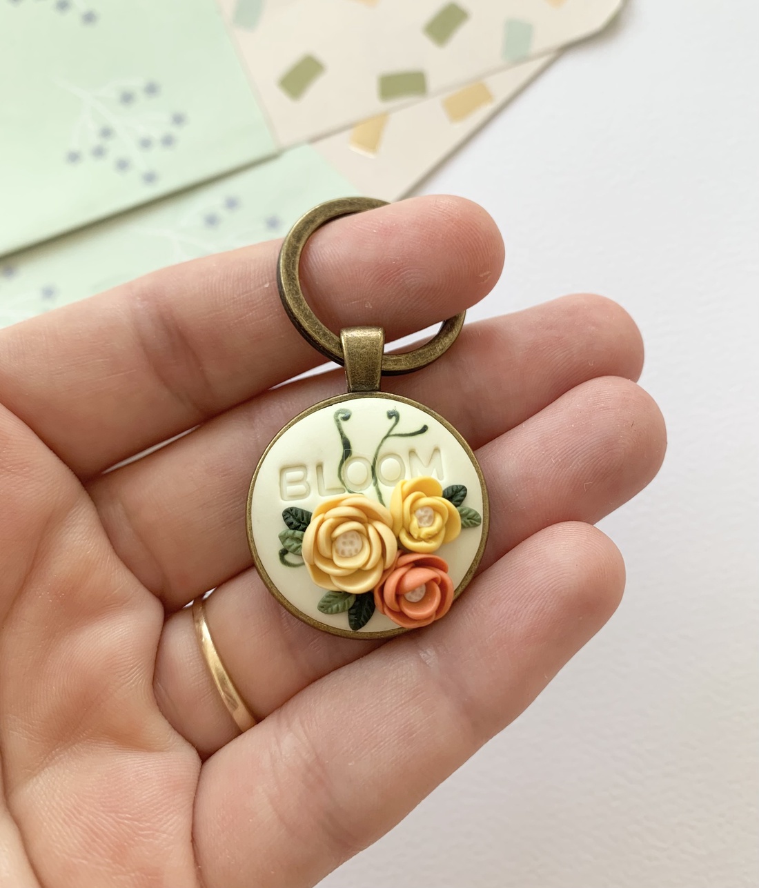 Breloc BLOOM - geantă și husă - accesorii genți - breloc - Artynos.ro Breloc BLOOM - geantă și husă - accesorii genți - breloc - Artynos.ro