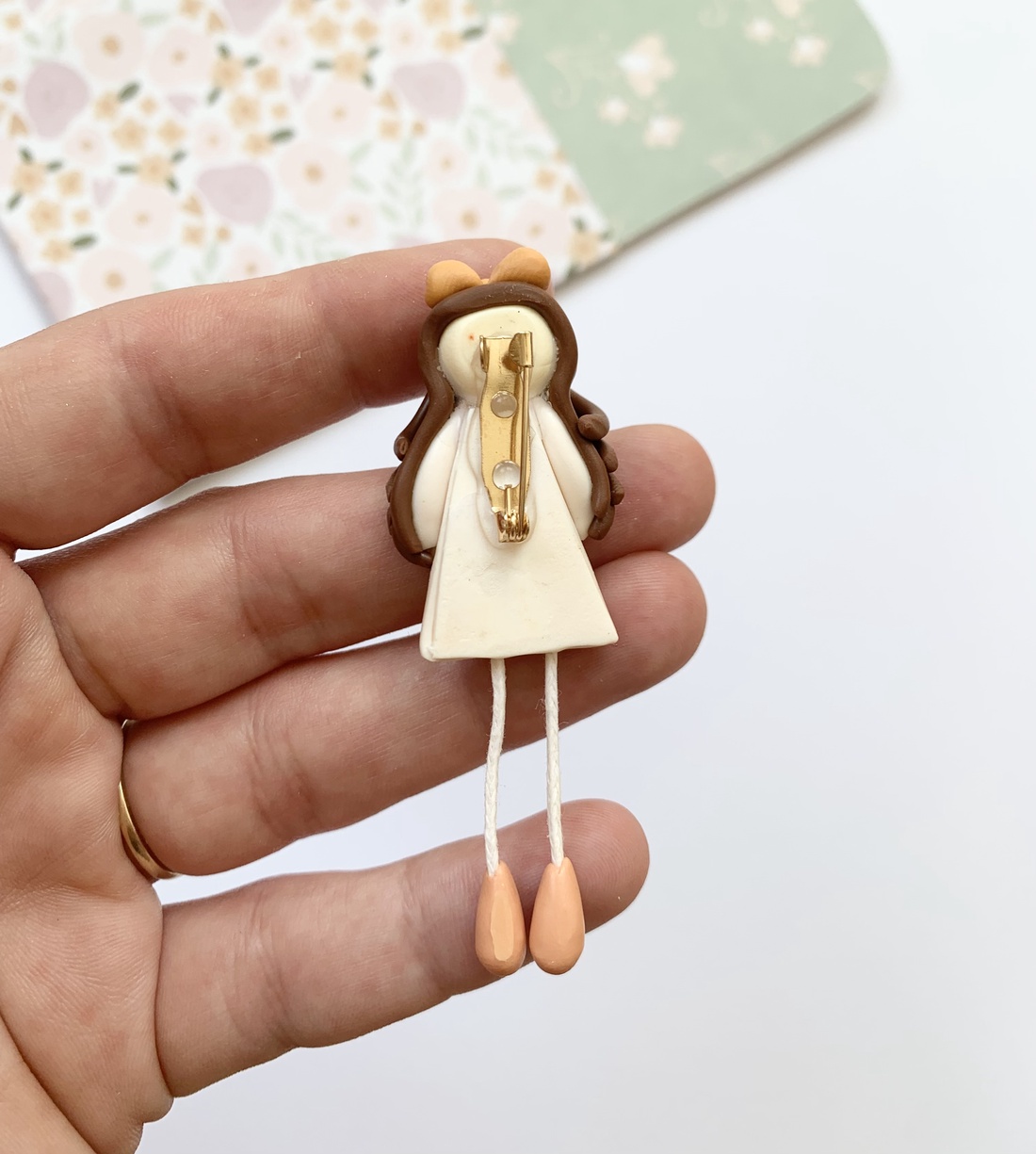 Brosa Floral Doll - bijuterii - broșă, insigne - insigne - Artynos.ro Brosa Floral Doll - bijuterii - broșă, insigne - insigne - Artynos.ro