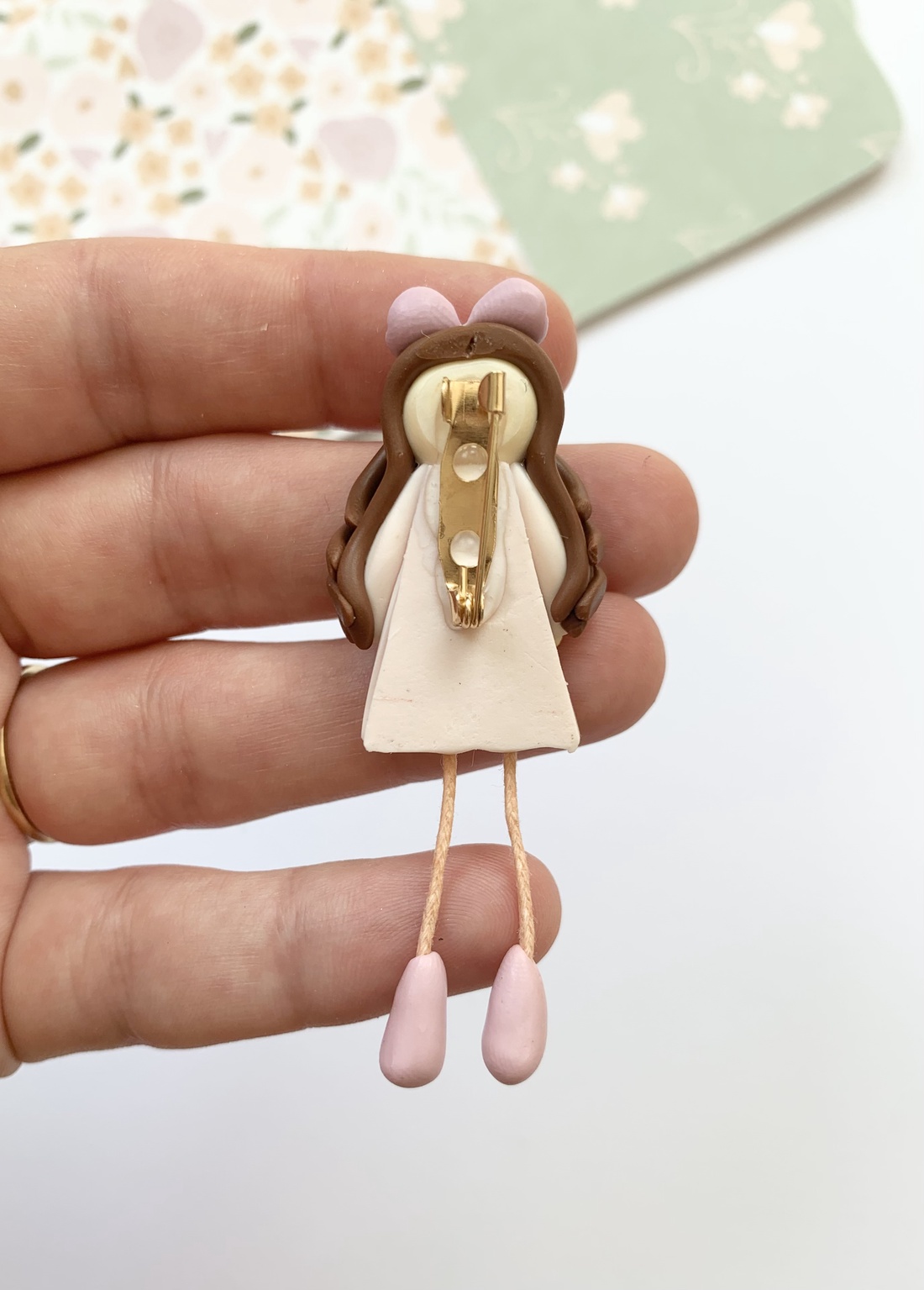 Brosa Floral Doll - bijuterii - broșă, insigne - insigne - Artynos.ro Brosa Floral Doll - bijuterii - broșă, insigne - insigne - Artynos.ro