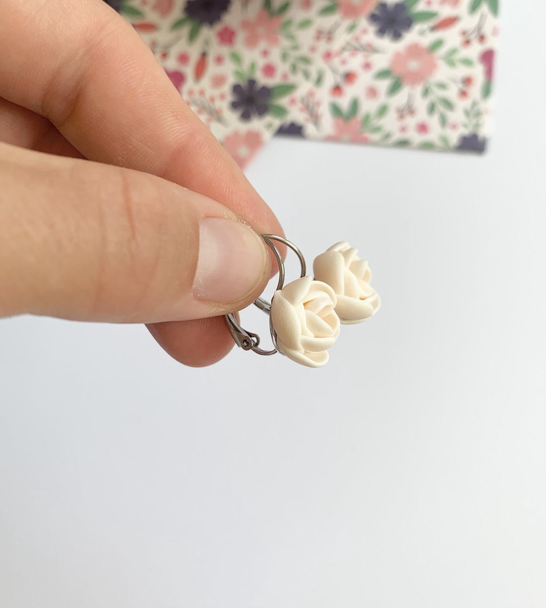 Cercei Ivory Roses - bijuterii - cercei - cercei candelabru - Artynos.ro Cercei Ivory Roses - bijuterii - cercei - cercei candelabru - Artynos.ro